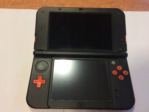 KONSOLA NEW NINTENDO 3DS XL POMARAŃCZOWO-CZARNA + ETUI PIKACHU + RYSIK +ŁAD