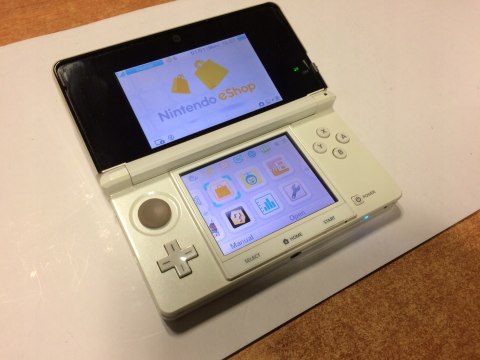 KONSOLA NINTENDO 3DS BIAŁA + ŁADOWARKA + RYSIK + PUDEŁKO