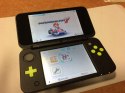 ZADBANA KONSOLA NEW NINTENDO 2DS XL CZARNO-ZIELONA + MARIO KART 7 + ETUI