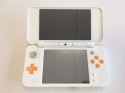 KONSOLA NEW NINTENDO 2DS XL BIAŁO-POMARAŃCZKOWA + +RYSIK