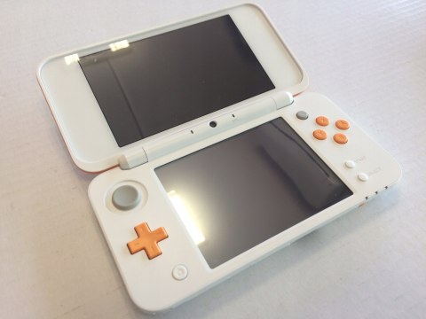 KONSOLA NEW NINTENDO 2DS XL BIAŁO-POMARAŃCZKOWA + +RYSIK