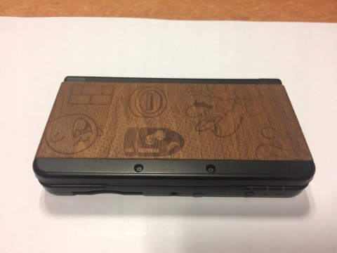 KONSOLA NEW NINTENDO 3DS CZARNA + 4 GRY + COVER PLATE' ALA DREWNO + PUDEŁKO