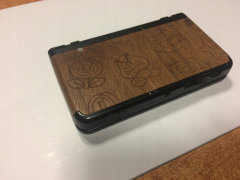 KONSOLA NEW NINTENDO 3DS CZARNA + 4 GRY + COVER PLATE' ALA DREWNO + PUDEŁKO