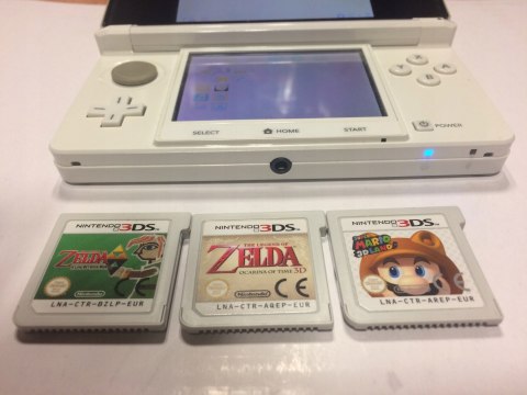 KONSOLA NINTENDO 3DS BIAŁA + ŁADOWARKA + RYSIK + ETUI + 2 ZELDY + MARIO