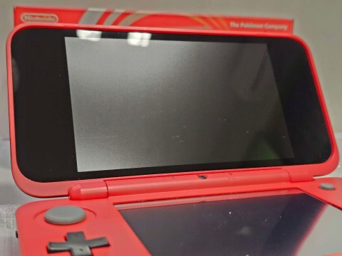 ZADBANA KONSOLA NINTENDO 2DS XL EDYCJA POKE BALL + PUDEŁKO + ŁADOWARKA