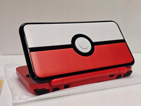ZADBANA KONSOLA NINTENDO 2DS XL EDYCJA POKE BALL + PUDEŁKO + ŁADOWARKA