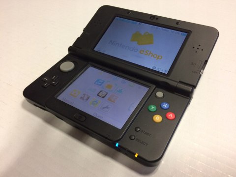 BARDZO ŁADNA KONSOLA NEW NINTENDO 3DS CZARNA + RYSIK + PUDEŁKO
