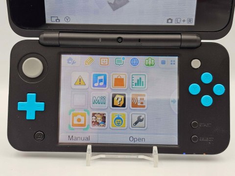 IDEALNA KONSOLA NEW NINTENDO 2DS XL NIEBIESKO-CZARNA + RYSIK + PUDEŁKO