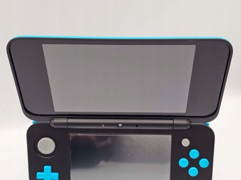 IDEALNA KONSOLA NEW NINTENDO 2DS XL NIEBIESKO-CZARNA + RYSIK + PUDEŁKO