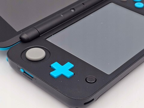 IDEALNA KONSOLA NEW NINTENDO 2DS XL NIEBIESKO-CZARNA + RYSIK + PUDEŁKO