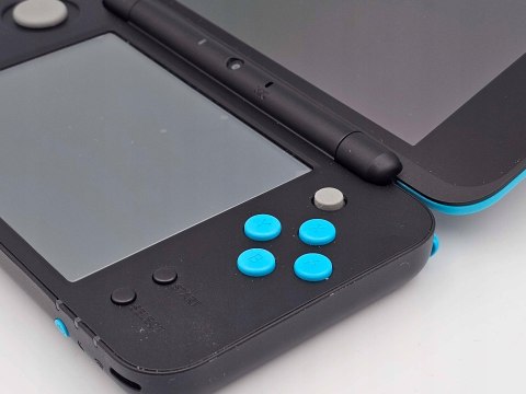 IDEALNA KONSOLA NEW NINTENDO 2DS XL NIEBIESKO-CZARNA + RYSIK + PUDEŁKO
