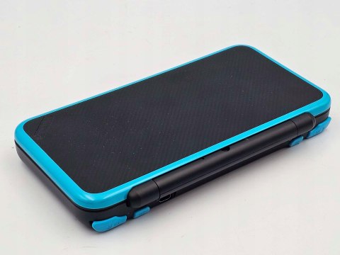 IDEALNA KONSOLA NEW NINTENDO 2DS XL NIEBIESKO-CZARNA + RYSIK + PUDEŁKO