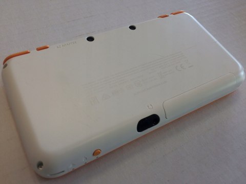 KONSOLA NEW NINTENDO 2DS XL BIAŁO-POMARAŃCZKOWA + +RYSIK