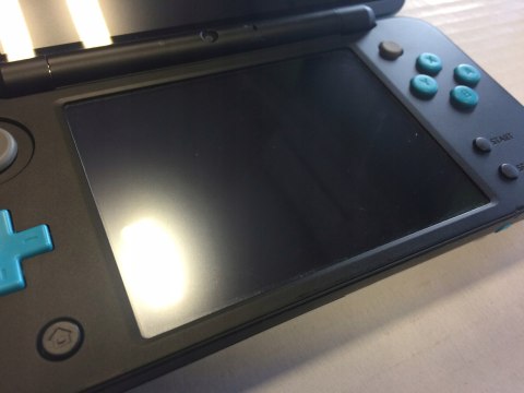 KONSOLA NEW NINTENDO 2DS XL NIEBIESKO-CZARNA + RYSIK + ETUI