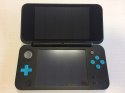 KONSOLA NEW NINTENDO 2DS XL NIEBIESKO-CZARNA + RYSIK + PIĘKNE ETUI MARIO