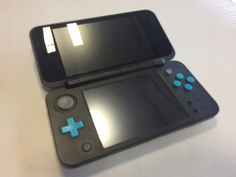 KONSOLA NEW NINTENDO 2DS XL NIEBIESKO-CZARNA + RYSIK + PIĘKNE ETUI MARIO