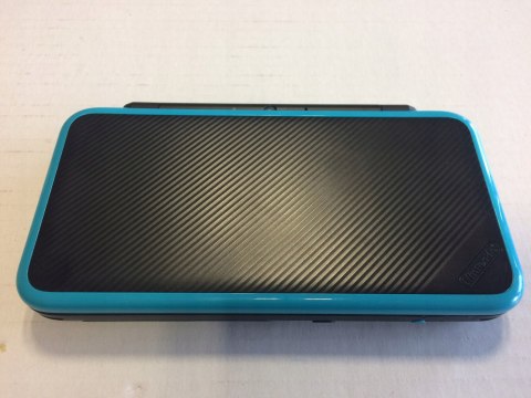 KONSOLA NEW NINTENDO 2DS XL NIEBIESKO-CZARNA + RYSIK + PIĘKNE ETUI MARIO