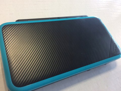 KONSOLA NEW NINTENDO 2DS XL NIEBIESKO-CZARNA + RYSIK + PIĘKNE ETUI MARIO