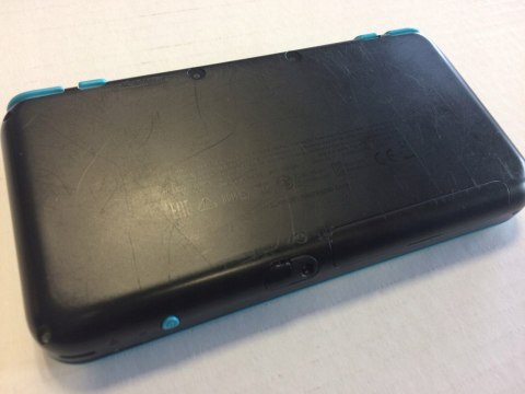 KONSOLA NEW NINTENDO 2DS XL NIEBIESKO-CZARNA + RYSIK + PIĘKNE ETUI MARIO