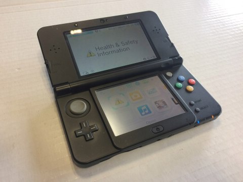 KONSOLA NEW NINTENDO 3DS CZARNA + RYSIK + USB + ETUI MARIO