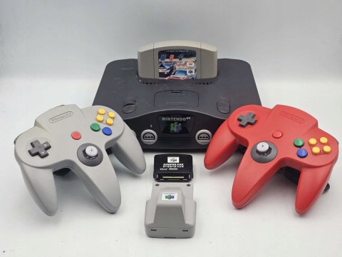 KONSOLA NINTENDO 64 + DWA PADY + JUMPER PAK + RUMBLE PAK + GRA