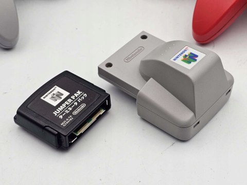 KONSOLA NINTENDO 64 + DWA PADY + JUMPER PAK + RUMBLE PAK + GRA