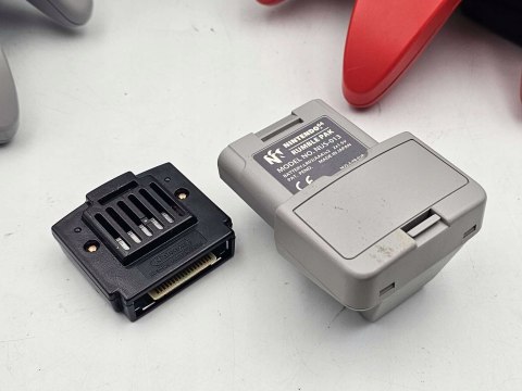 KONSOLA NINTENDO 64 + DWA PADY + JUMPER PAK + RUMBLE PAK + GRA