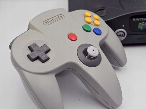 KONSOLA NINTENDO 64 + DWA PADY + JUMPER PAK + RUMBLE PAK + GRA