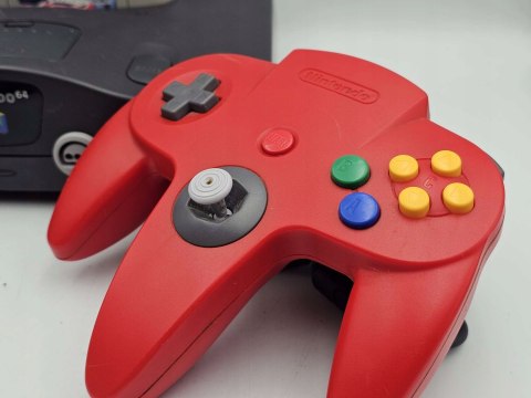 KONSOLA NINTENDO 64 + DWA PADY + JUMPER PAK + RUMBLE PAK + GRA