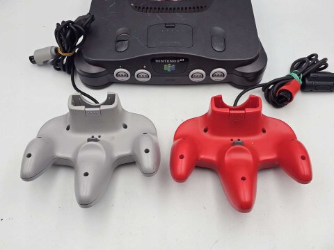 KONSOLA NINTENDO 64 + DWA PADY + JUMPER PAK + RUMBLE PAK + GRA