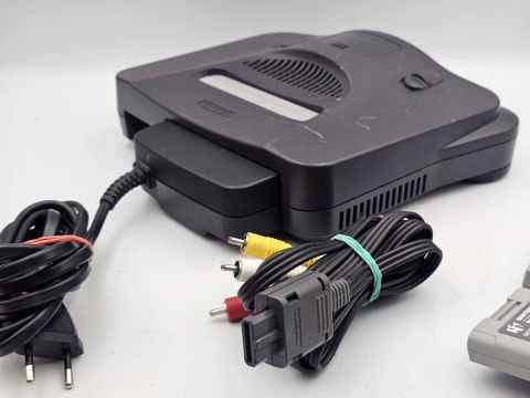 KONSOLA NINTENDO 64 + DWA PADY + JUMPER PAK + RUMBLE PAK + GRA