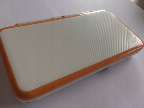 KONSOLA NEW NINTENDO 2DS XL BIAŁO-POMARAŃCZKOWA + RYSIK + PUDEŁKO
