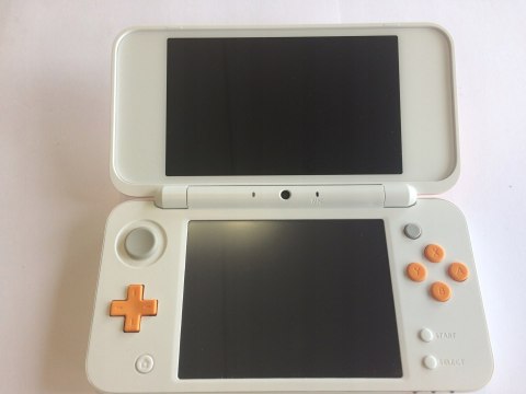 KONSOLA NEW NINTENDO 2DS XL BIAŁO-POMARAŃCZKOWA + RYSIK