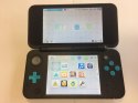 KONSOLA NEW NINTENDO 2DS XL NIEBIESKO-CZARNA + ŁADOWARKA + RYSIK