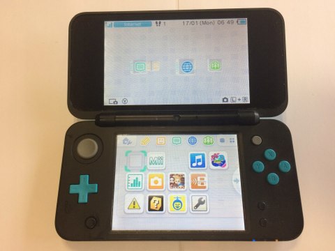 KONSOLA NEW NINTENDO 2DS XL NIEBIESKO-CZARNA + ŁADOWARKA + RYSIK