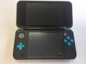 KONSOLA NEW NINTENDO 2DS XL NIEBIESKO-CZARNA + ŁADOWARKA + RYSIK