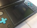 KONSOLA NEW NINTENDO 2DS XL NIEBIESKO-CZARNA + ŁADOWARKA + RYSIK