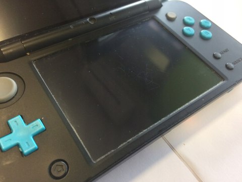 KONSOLA NEW NINTENDO 2DS XL NIEBIESKO-CZARNA + ŁADOWARKA + RYSIK