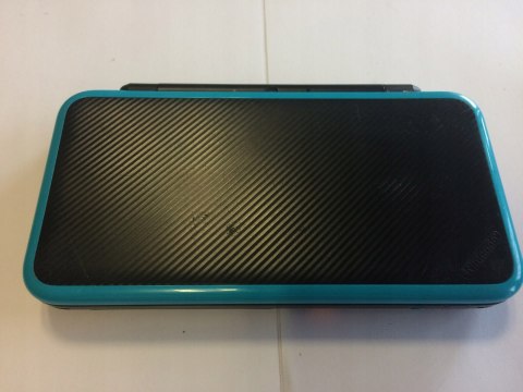 KONSOLA NEW NINTENDO 2DS XL NIEBIESKO-CZARNA + ŁADOWARKA + RYSIK