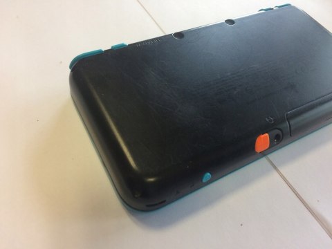 KONSOLA NEW NINTENDO 2DS XL NIEBIESKO-CZARNA + ŁADOWARKA + RYSIK