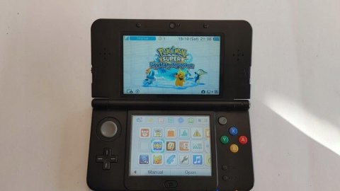 KONSOLA NEW NINTENDO 3DS CZARNA + 4 GRY ( W TYM 3 POKEMONY ) + RYSIK + ŁAD