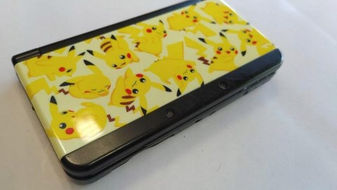 KONSOLA NEW NINTENDO 3DS + COVER PLATE POKEMON PIKACHU + RYSIK KONSOLA NEW NINTENDO 3DS + COVER PLATE POKEMON PIKACHU + RYSIK