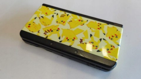 KONSOLA NEW NINTENDO 3DS + COVER PLATE POKEMON PIKACHU + RYSIK KONSOLA NEW NINTENDO 3DS + COVER PLATE POKEMON PIKACHU + RYSIK