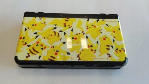 KONSOLA NEW NINTENDO 3DS + COVER PLATE POKEMON PIKACHU + RYSIK KONSOLA NEW NINTENDO 3DS + COVER PLATE POKEMON PIKACHU + RYSIK