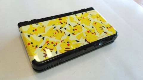 KONSOLA NEW NINTENDO 3DS + COVER PLATE POKEMON PIKACHU + RYSIK KONSOLA NEW NINTENDO 3DS + COVER PLATE POKEMON PIKACHU + RYSIK