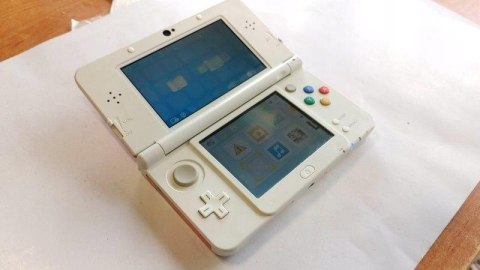 KONSOLA NEW NINTENDO 3DS + KARTA PAMIĘCI + COVER PLATE MARIO KONSOLA NEW NINTENDO 3DS + KARTA PAMIĘCI + COVER PLATE MARIO