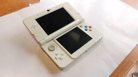 KONSOLA NEW NINTENDO 3DS + KARTA PAMIĘCI + COVER PLATE MARIO KONSOLA NEW NINTENDO 3DS + KARTA PAMIĘCI + COVER PLATE MARIO