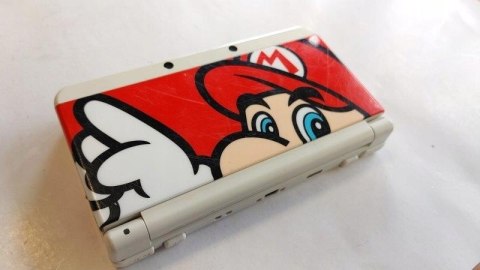 KONSOLA NEW NINTENDO 3DS + KARTA PAMIĘCI + COVER PLATE MARIO KONSOLA NEW NINTENDO 3DS + KARTA PAMIĘCI + COVER PLATE MARIO