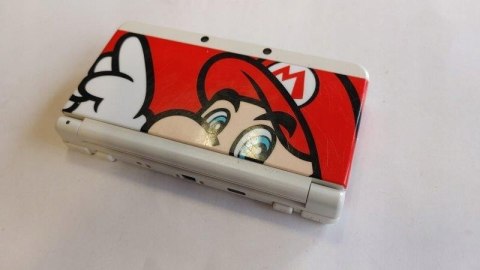 KONSOLA NEW NINTENDO 3DS + KARTA PAMIĘCI + COVER PLATE MARIO KONSOLA NEW NINTENDO 3DS + KARTA PAMIĘCI + COVER PLATE MARIO
