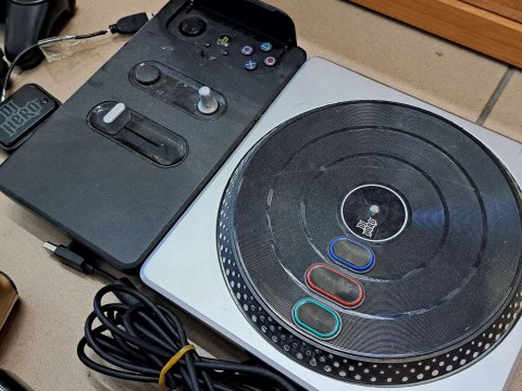 ZESTAW AKCESORIÓW DO KONSOL / KINECT / PADY / DJ HERO / ŁADOWARKI ZESTAW AKCESORIÓW DO KONSOL / KINECT / PADY / DJ HERO / ŁADOWARKI